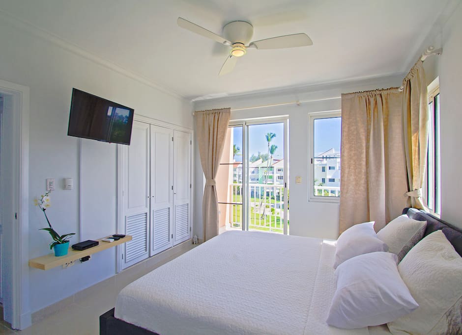Confortable bedroom with sea view