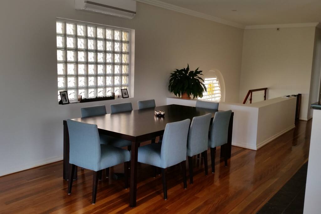 Breakfast, lunch or dinner. Seating for 8 people.