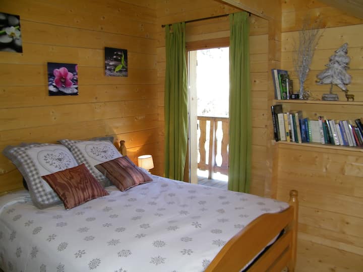 Спалня с балконски под