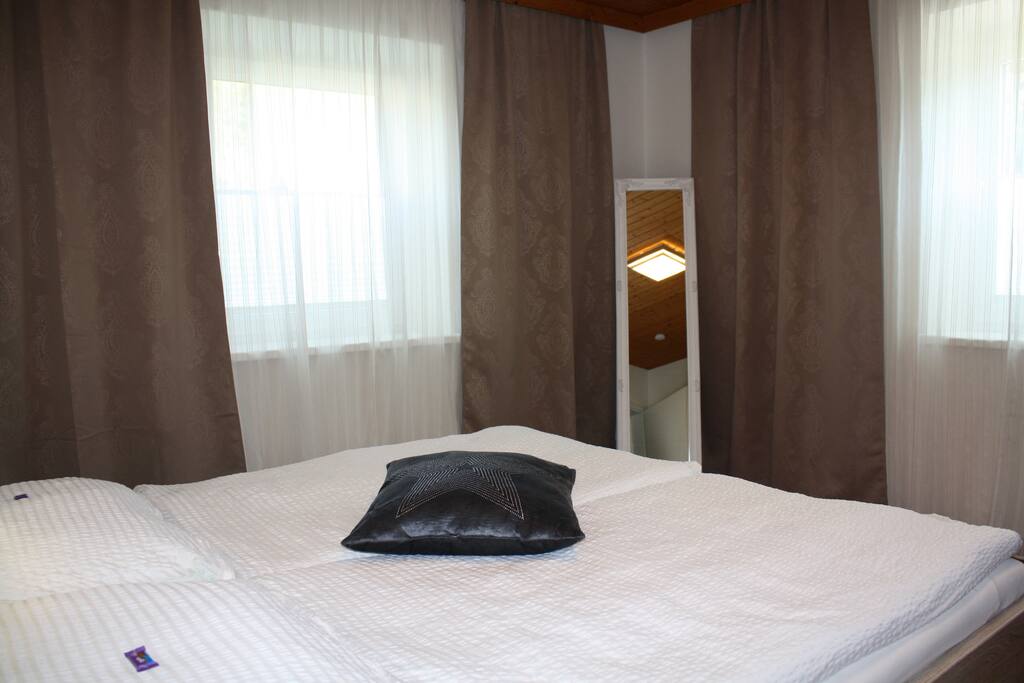 Schlafzimmer
Wohnung 1
Erdgeschoss