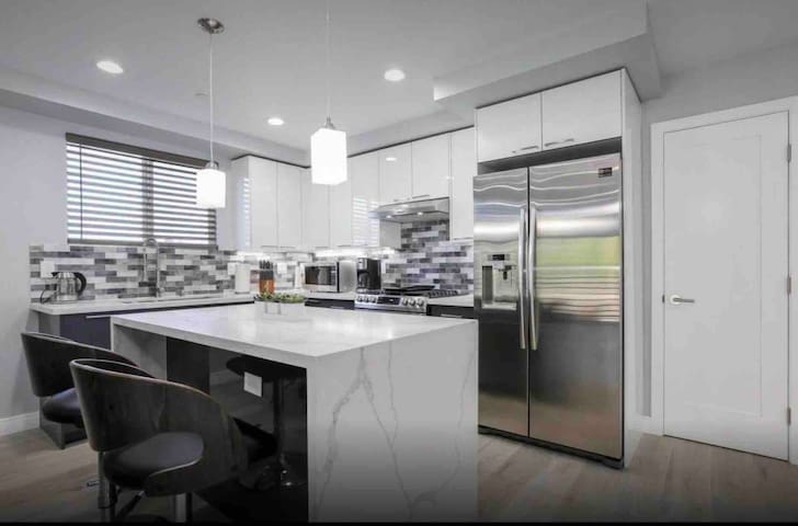 Modern, Bright , and Spacious 5 bedroom Home