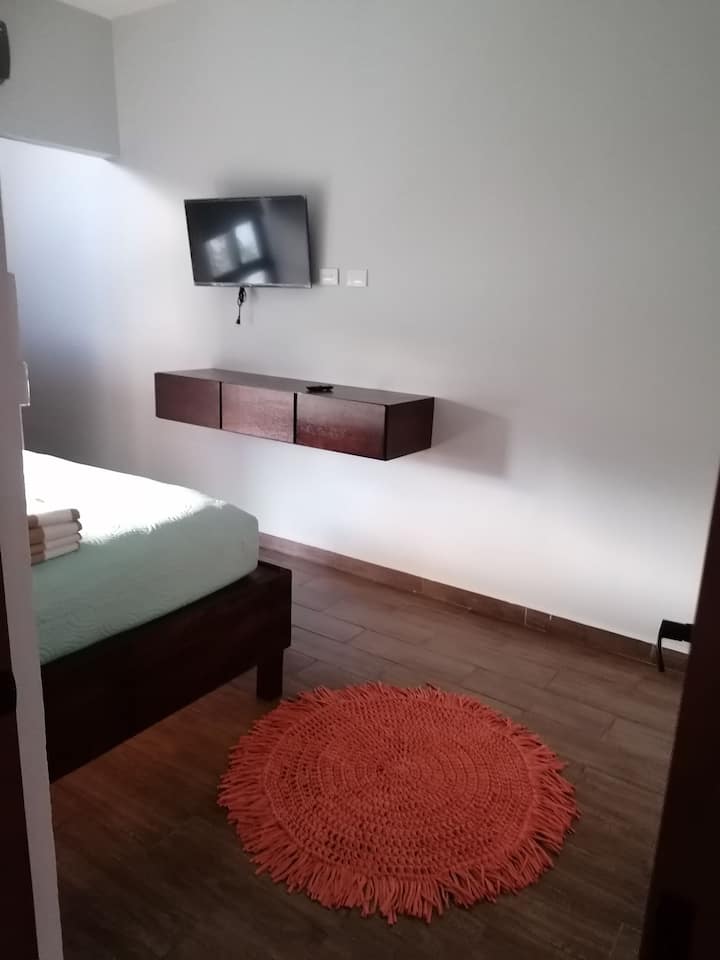 ห้องนอน 2 พร้อมเตียงควีนไซส์มีหน้าจอ Wi-Fi และห้องแต่งตัวเต็มรูปแบบ 