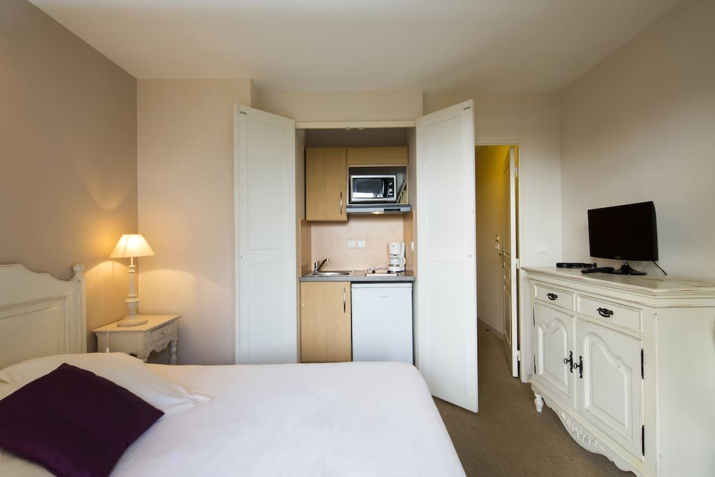 Kitchenette équipée (à l'abri des regards dans un placard)