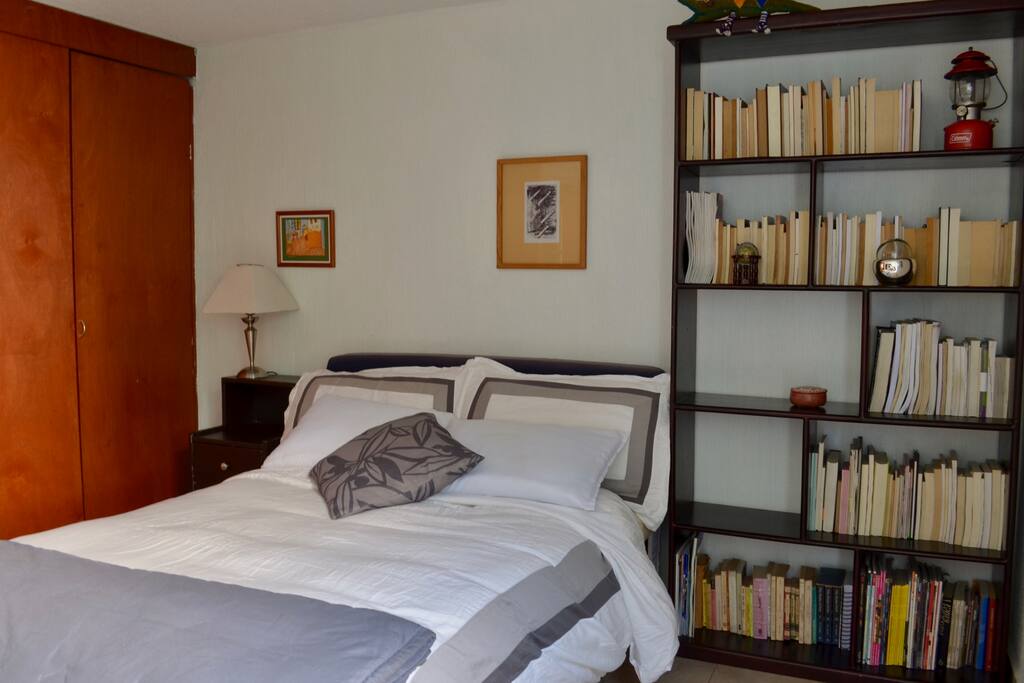 Espacio para colocar tus cosas al lado de la cama. Un buró y closet amplio.
Space to place your things next to the bed. A large desk and closet.