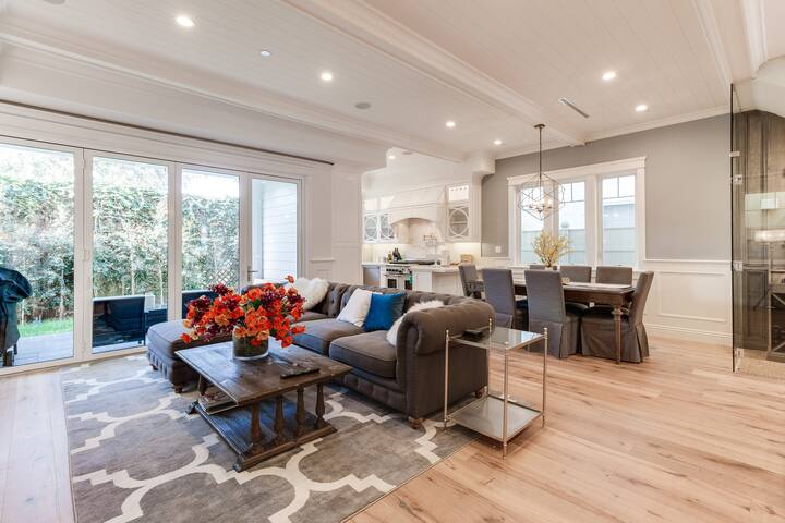 Beautiful 2 Story Right by the Canals & Ocean View gallery image 3