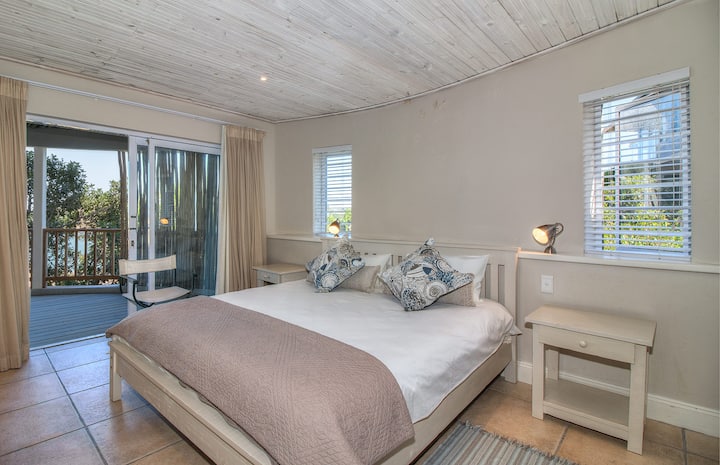  Chumba cha 2: chumba kikuu cha kulala chini. Mlango wa kuteleza kwenye sitaha. 