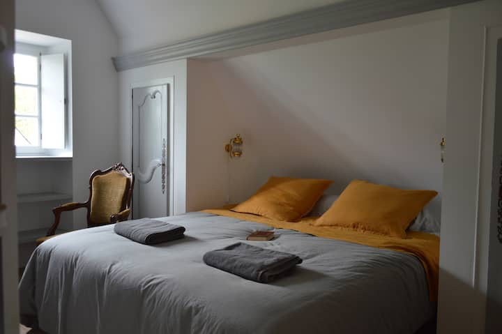 غرفة المكتبة - الطابق الأول، مشرق، تواجه الشرق - لشخصين، 2 سرير من 90 × 200 التي تجعل 1 سرير مزدوج من 180 × 200. 2 خزائن لتخزين ملابسك ومكتبة كبيرة مليئة بالكتب على Benodet على وجه الخصوص، البلد Fouesnantais، كورنوال