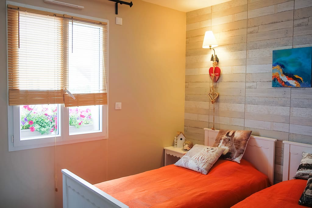 La chambre avec 2 lits