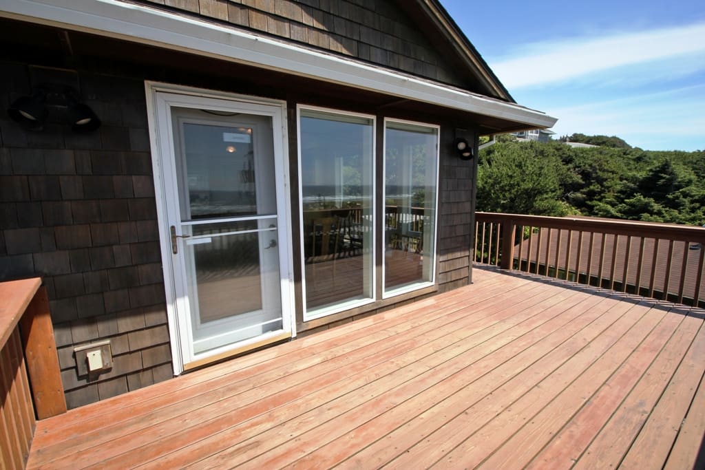 Wrap around deck with spectacular ocean and Neahkahnie Mountain views.