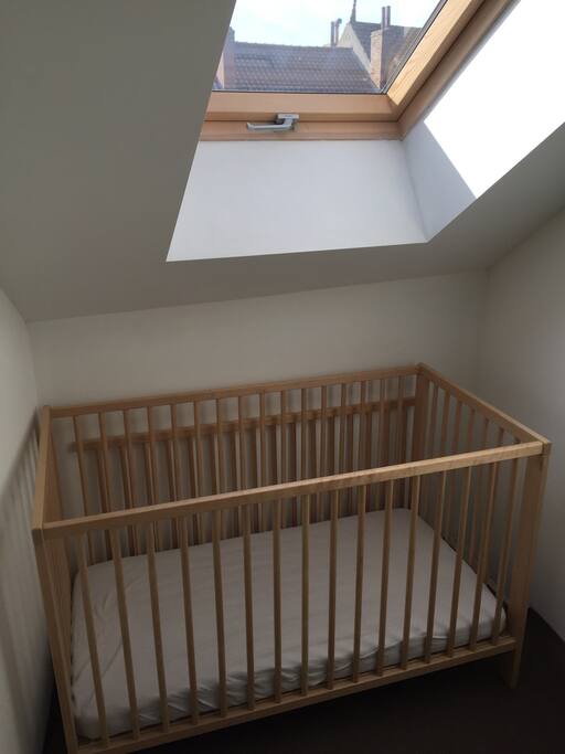 Un lit pour enfant est disponible si besoin.