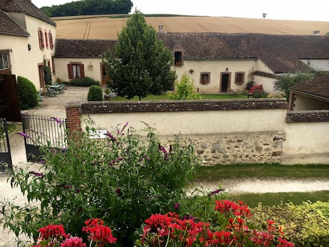 Successful Airbnb property: The farmhouse. ( sightseeing and professionals) in Yonne