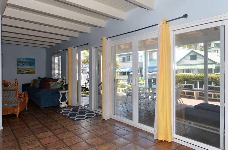 Large Deck+1 Block to Beach+Golf Cart+Pet Friendly gallery image 5