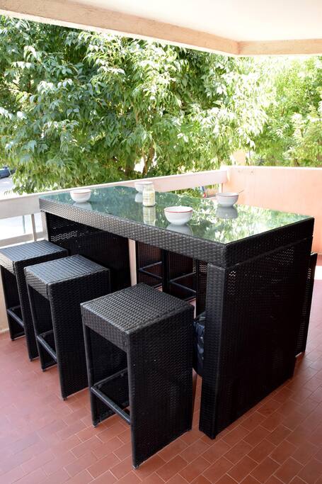 Vous pourrez apprécier un délicieux petit déjeuner sur une grande terrasse arborée.