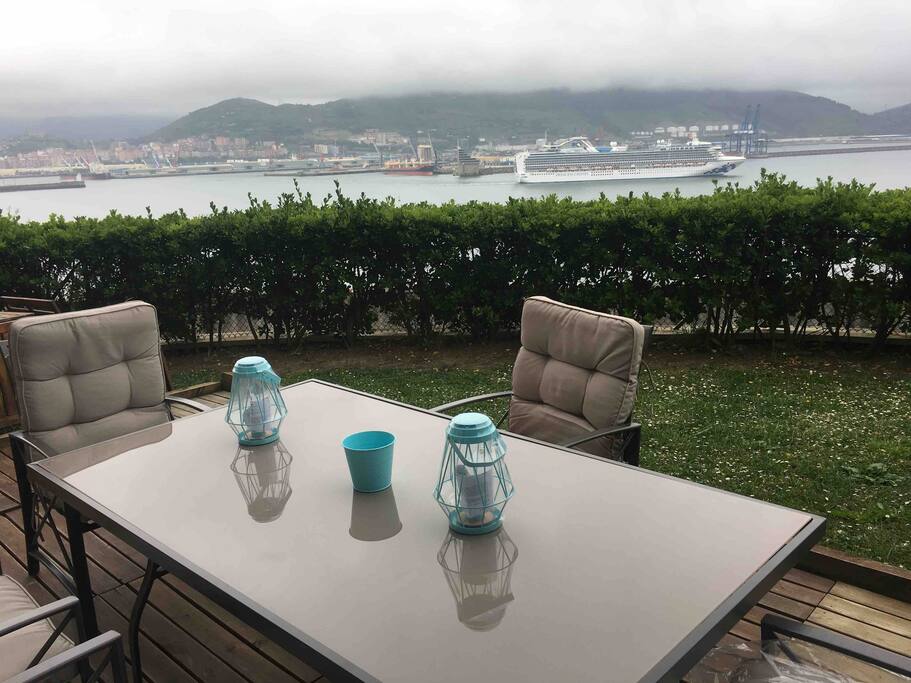 Vistas frontales al mar con entrada y salida de cruceros.