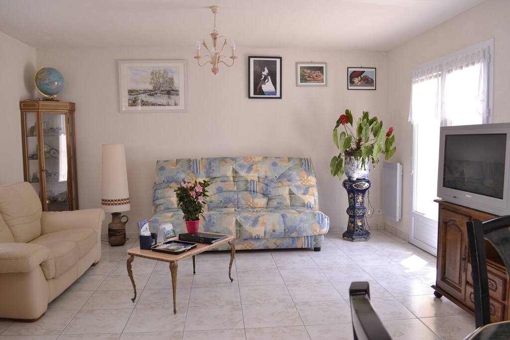 Salon clair et spacieux