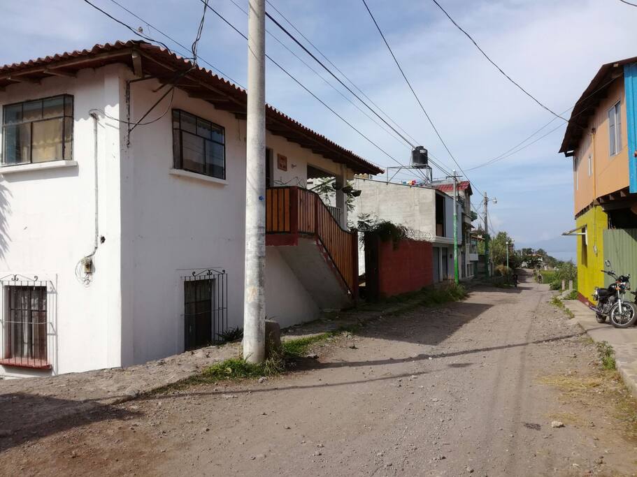 La casa desde la entrada del cruce
