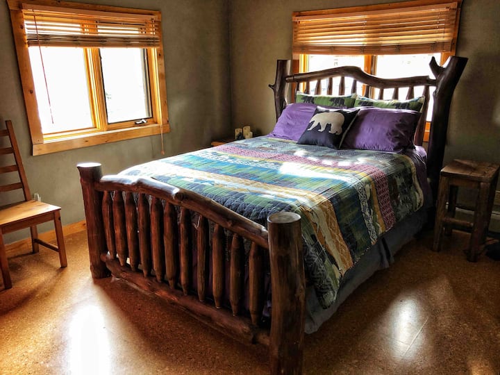 Chumba cha kulala cha pili na kitanda maalum cha logi (queen).