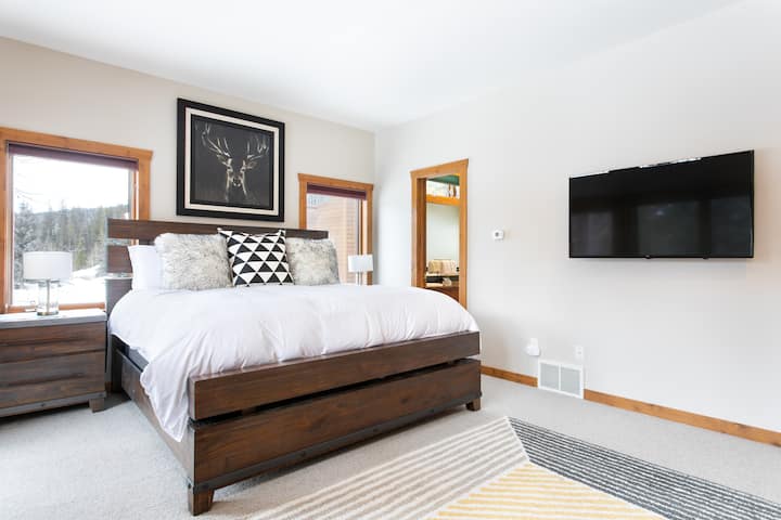 Mastersovrum, dubbelsäng. Balkong, eget badrum 