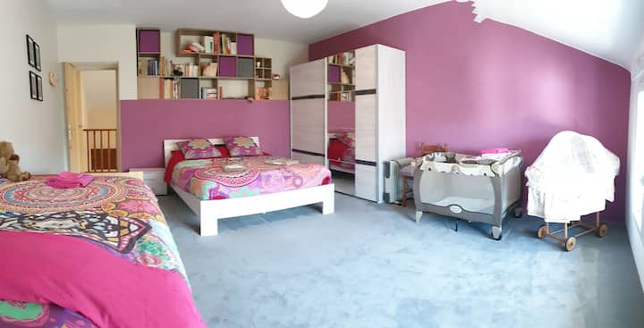 Dormitorio 2 Habitación
grande de 24m2 con una cuna (160x200), tres camas nido para 1 persona (una de 90x200 y dos de 90x190), una cuna y una cuna
