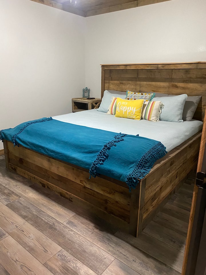 King spavaća soba 2
s 55-inčnim Smart TV-om i ogledalom pune duljine pričvršćenim na stražnju stranu vrata. 