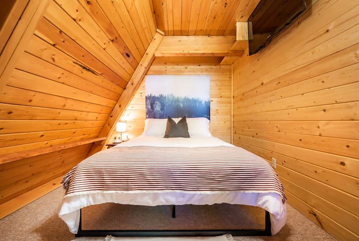 Obe spálne ponúkajú úplne nové, super pohodlné matrace, kvalitnú posteľnú bielizeň a čistú bielizeň pre vaše pohodlie. Spálňa na prízemí má nástenný televízor s Roku, takže sa môžete prihlásiť do svojich účtov v aplikáciách ako Hulu, Netflix a Sling TV.