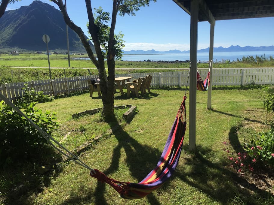 Sittegruppe og hengekøyer / chairs, table and hammocks