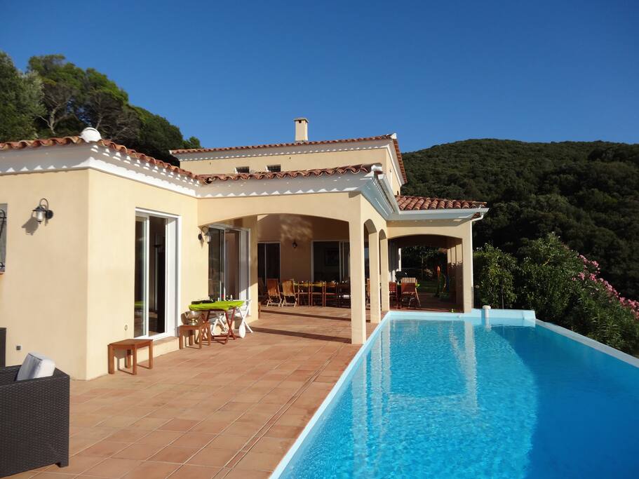 autre vue de la piscine et de la villa avec ses deux terrasses dont une sous le auvent d'un patio. Salle à manger d'été.