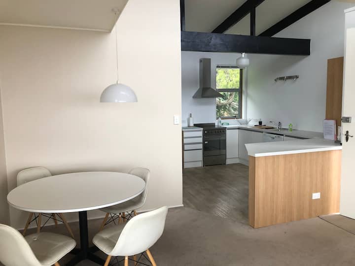 Lake Terrace apartment with private thermal pool Apartments for Rent