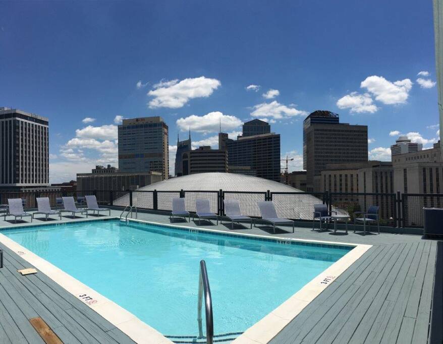 Rooftop pool! Awesome views!