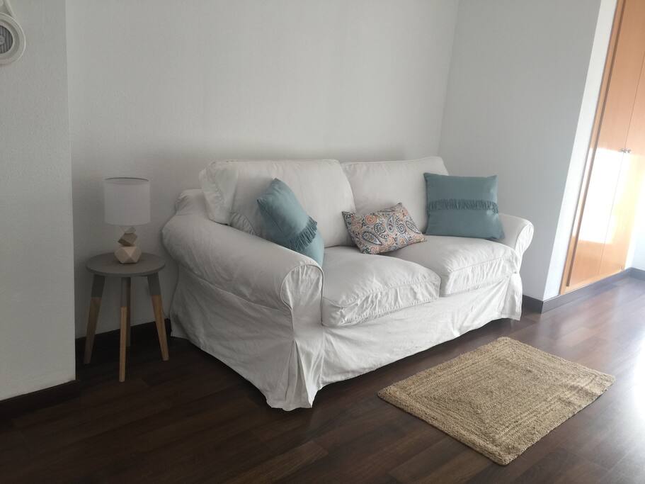 Habitación con sofá cama con acceso a la terraza