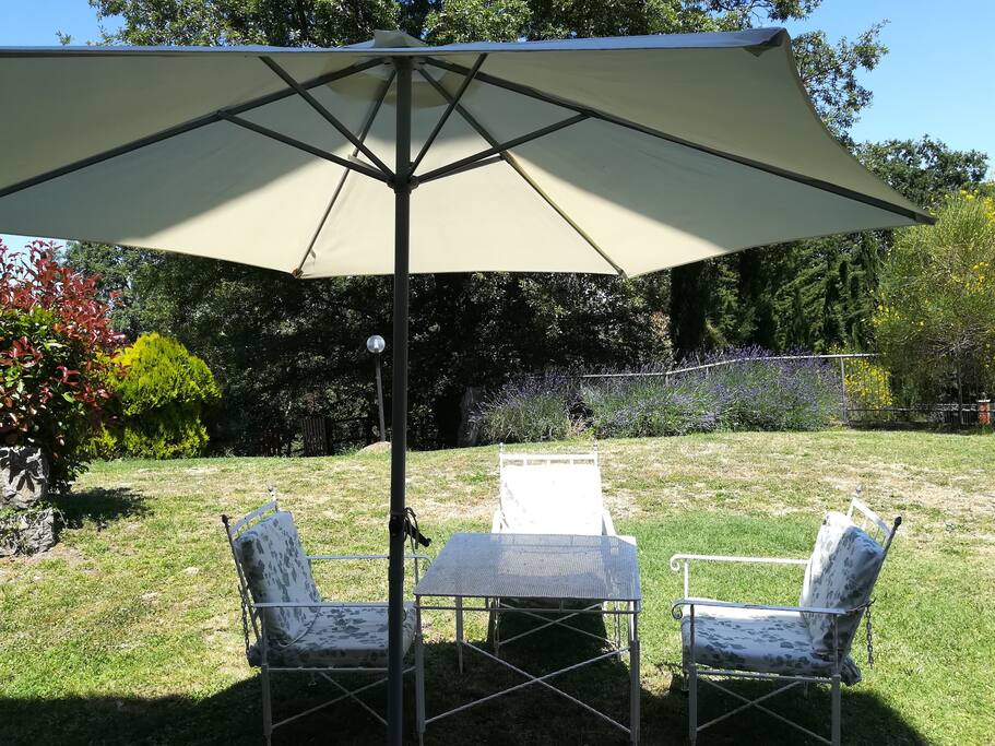 Tutto pronto per un aperitivo in giardino