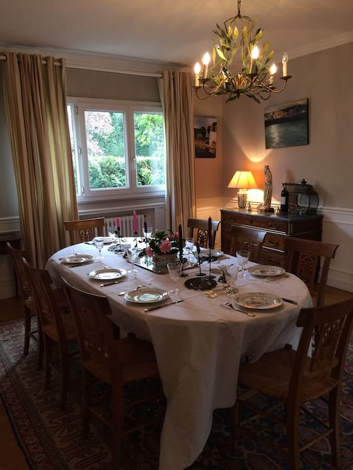 salle à manger attenante à la cuisine, toute équipe