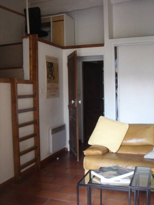 Autre vue du salon, avec la mezzanine à gauche