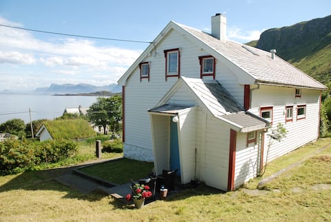 Edel House on Runde - by the path to Lundeura