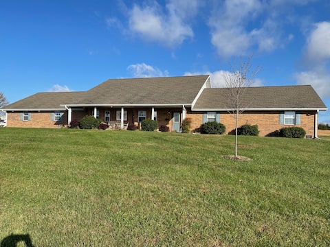 Country Charm-Large Game Room & Sunroom, Sleeps 14