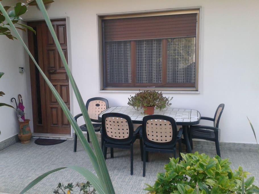 Ingresso appartamento,
Interno giardino lato ovest.