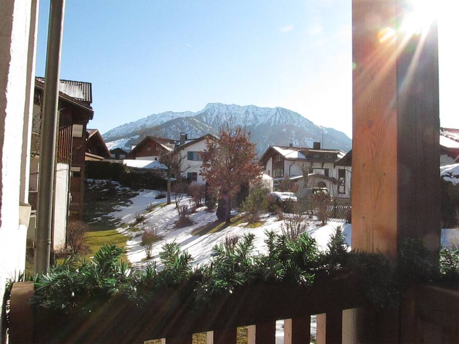 Bergblick vom Balkon bei Sonnenaufgang