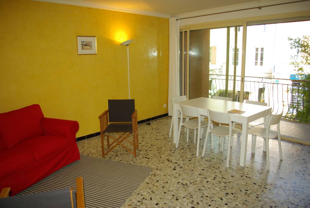 Le séjour ouvre sur un grand balcon dominant la Place des Arcades