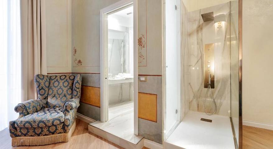 Pantheon Hedonism 3 Bedroom Apartment near Navona gallery image 2