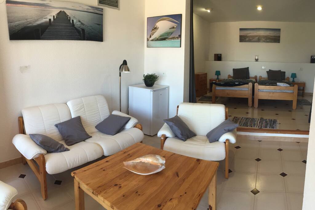 Salon + vue chambre 2 lits