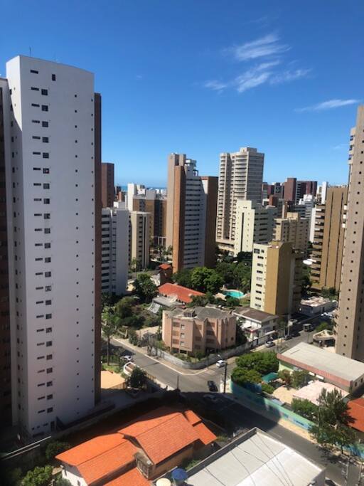 Visão privilegiada da varanda. Mar ao fundo.