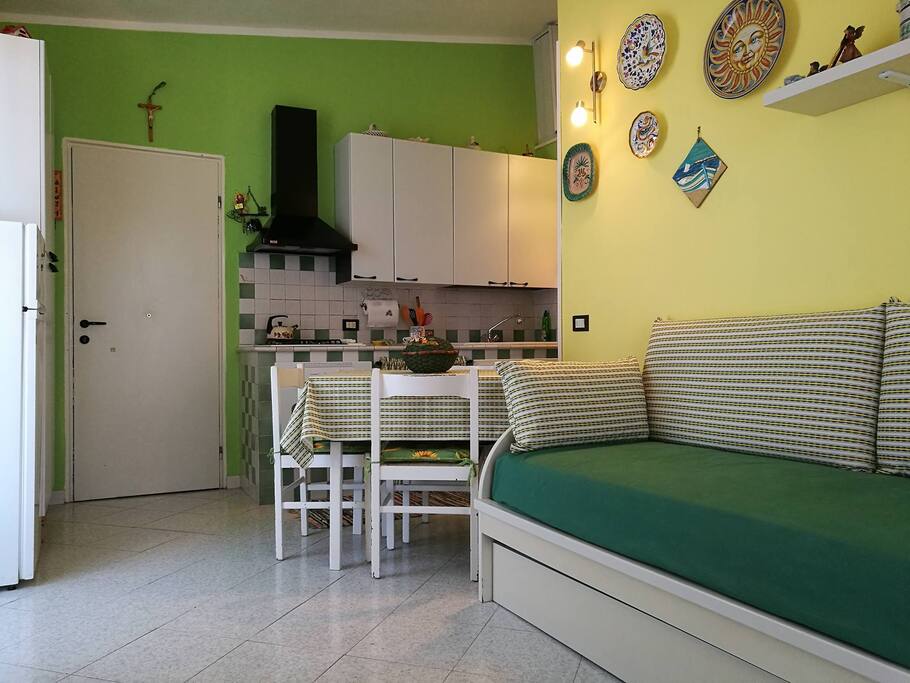 Spazio comune con divano letto e secondo letto estraibile