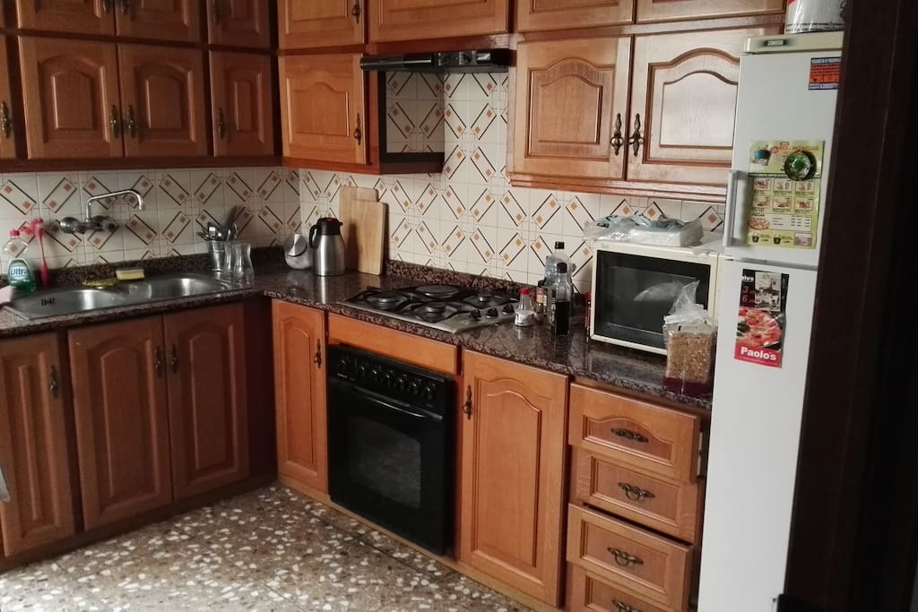 Cocina equipada con microondas tostadora nevera . Para desayunar
