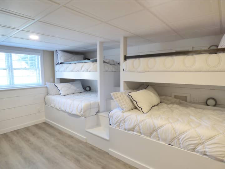 Ჩაშენებული საძილე ნავსადგომები, თითოეული გემის სანათებით, თაროებითა და შტეფსელებით ტელეფონის დამტენებისთვის 