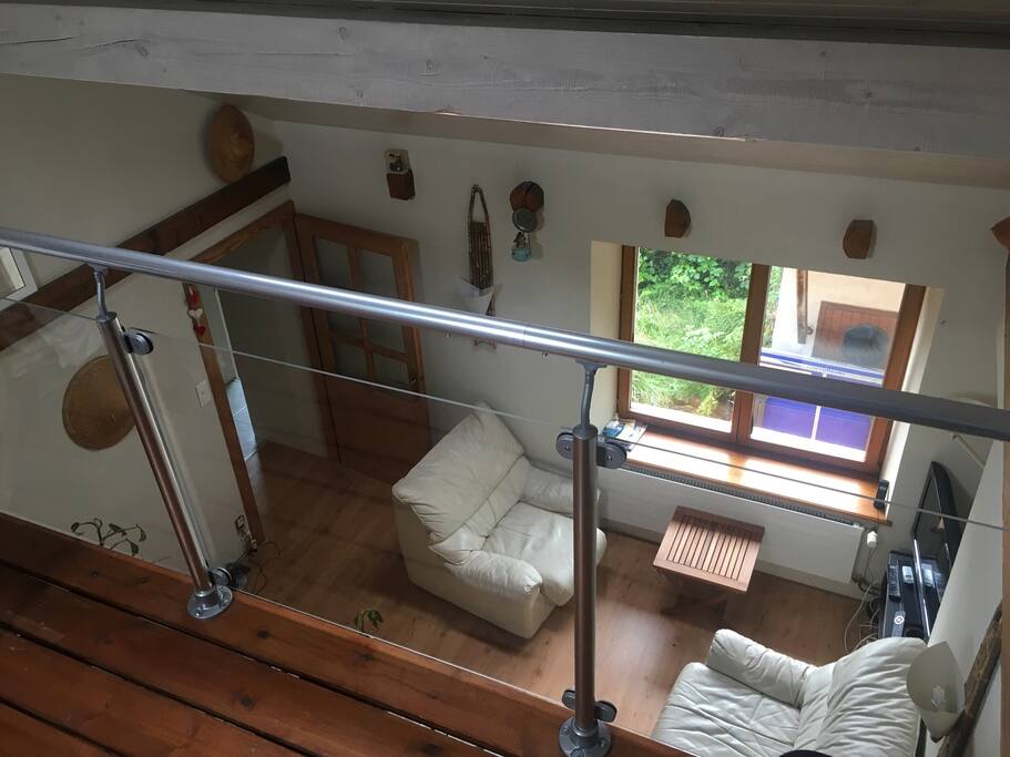 Pièce centrale à l'étage servant de salon TV avec lecteur DVD ! Pièce ouverte jusqu'au toit avec une mezzanine pour accueillir un couchage d'appoint. Trois velux vous apportent une belle luminosité....