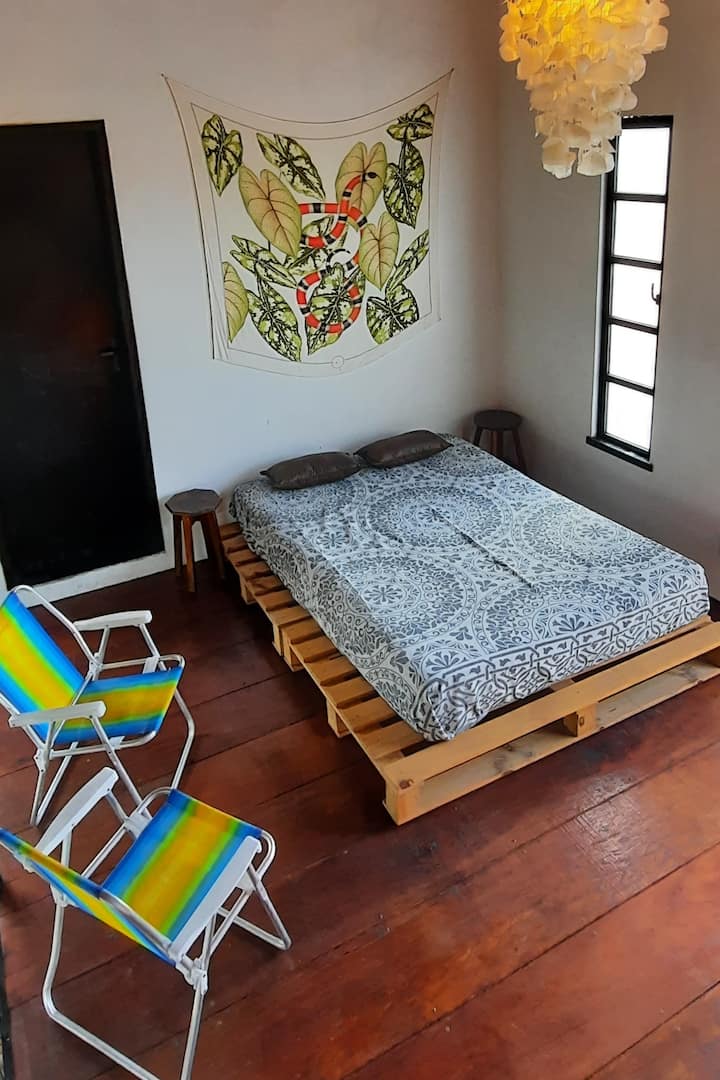 חדר שינה 2 - סגנון קומת ביניים, עם חדר רחצה ומאוורר.