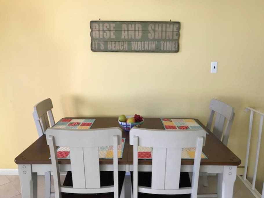 Dining Area (shown without table leaf that adds 2 - 3 additional seats)