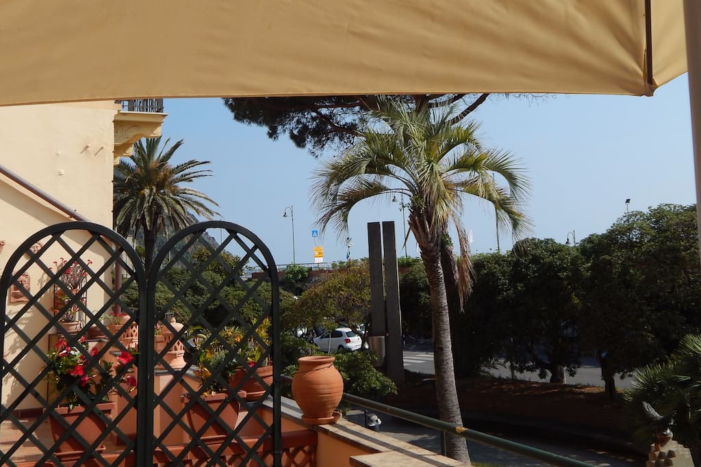 Terrazzo lato mare con ombrellone e tavolo da pranzo