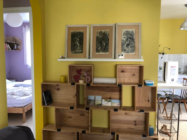 Десно е кујничката, а лево е спалната соба, туш-кабината и тоалетот.