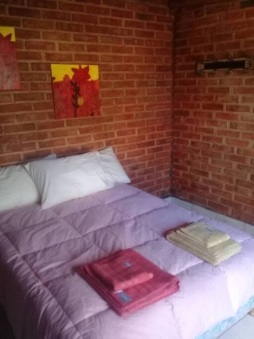 La habitación cuenta con cama matrimonial.
